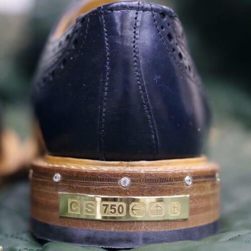 House of Borgezie usa tornillos sin cabeza para fijar diamantes a zapatos brogue
