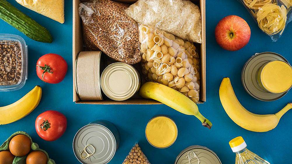 Diferentes alimentos: pasta, plátanos, manzanas y cereales.