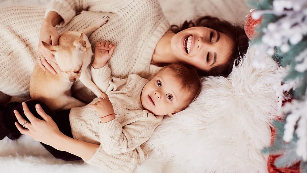 familia feliz disfrutando de la temporada de invierno