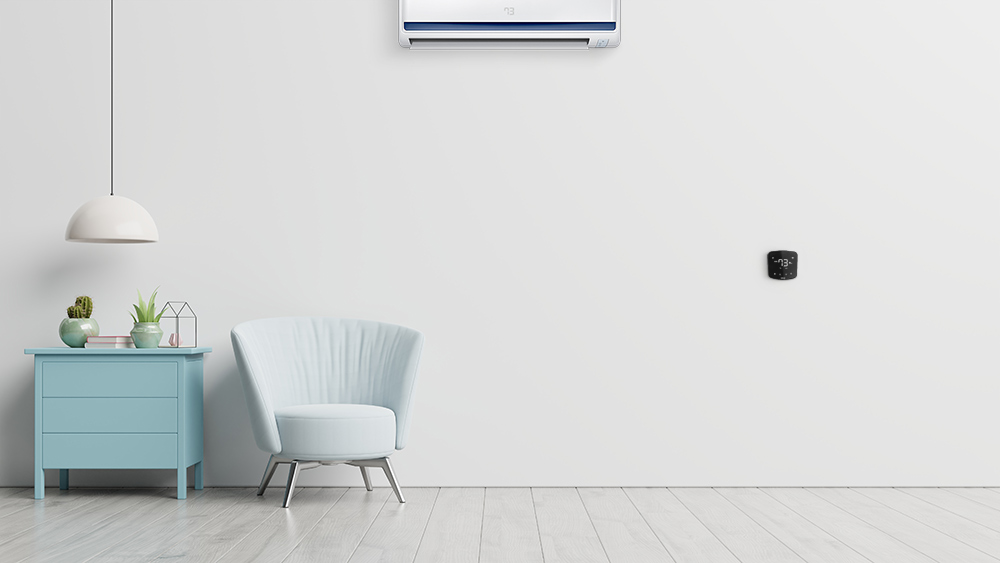 Aire acondicionado mini-split en casa con calefacción por radiadores.  Cielo breez se instala para mantener la temperatura ambiente ideal